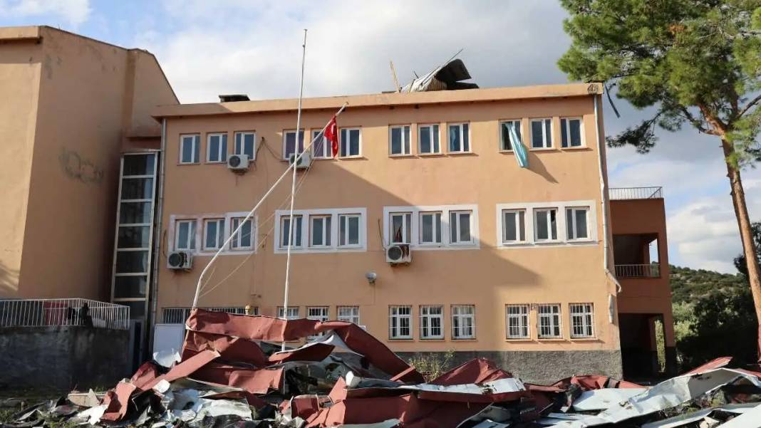 Adana’da Hortum Dehşeti: Çamlar Devrildi, Çatılar Uçtu! 2